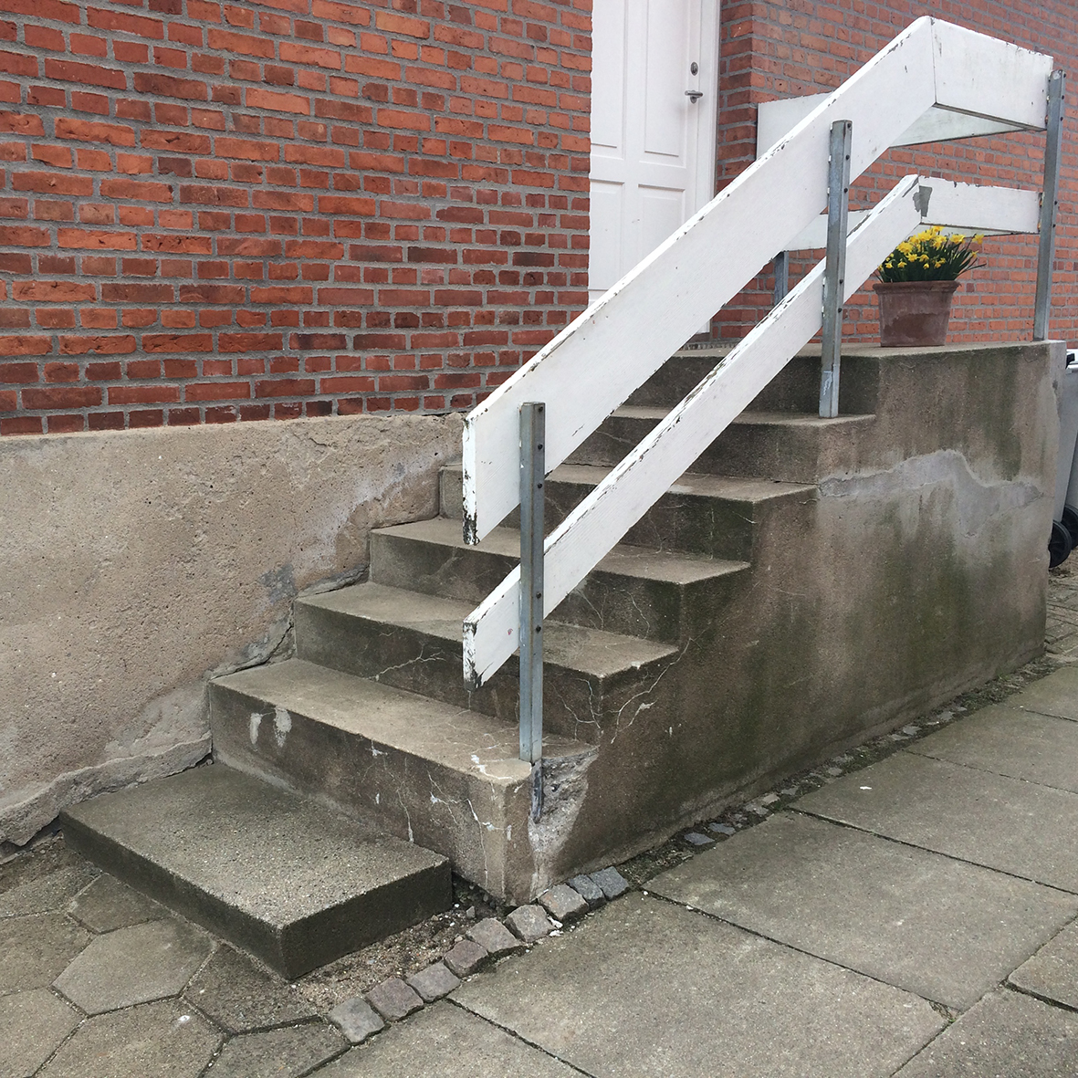 Trappe med støbte trin | facadebehandling – Skalflex.dk